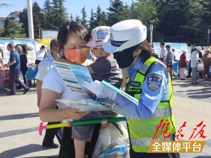 【創(chuàng)建全國(guó)文明城市·我們?cè)谛袆?dòng)】西峰公安交警強(qiáng)化“一老一小”宣傳，筑牢交通安全防線
