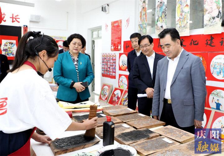 向全市少年兒童致以節(jié)日祝福！黃澤元開展“六一”國際兒童節(jié)慰問活動