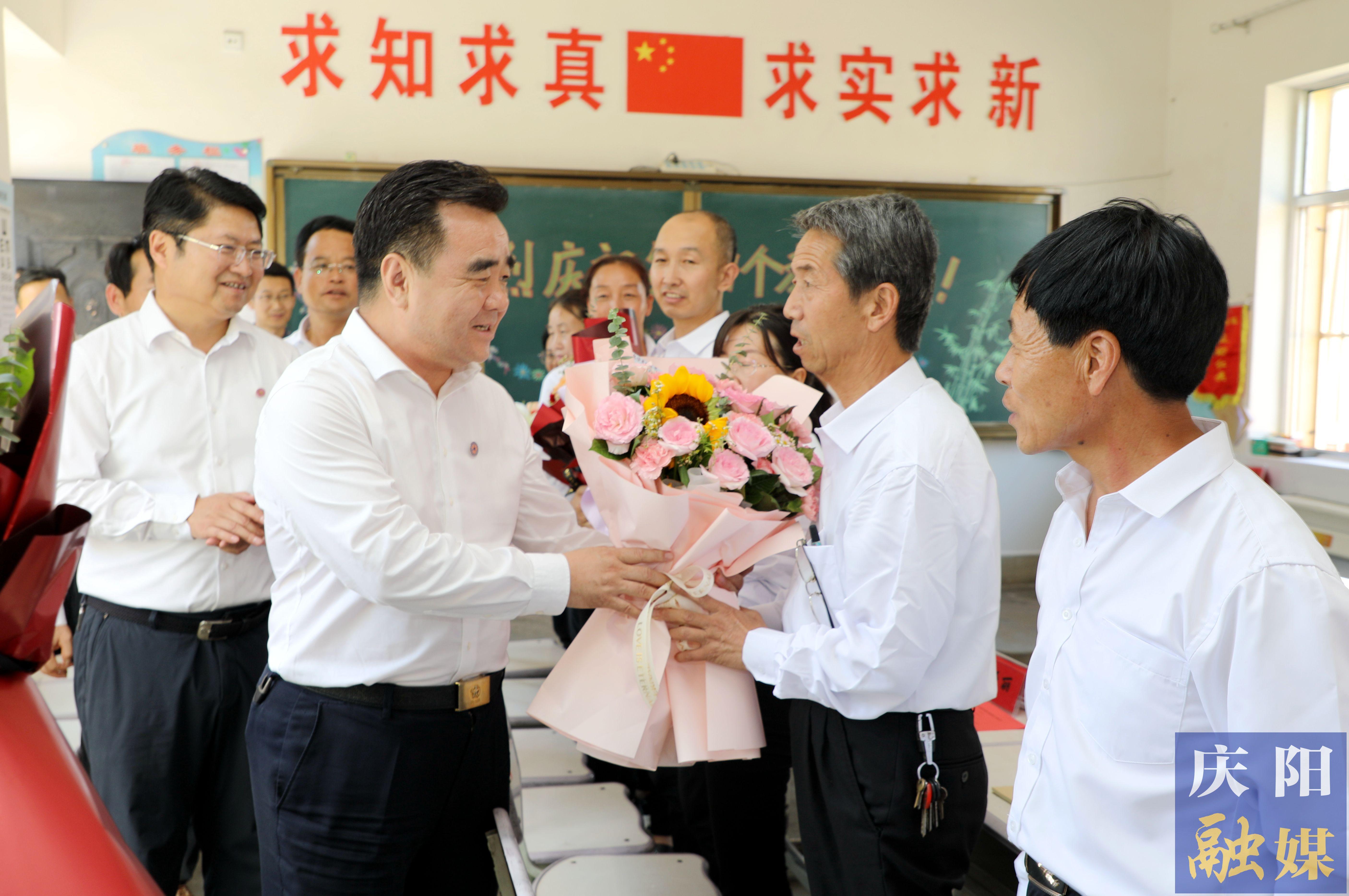 黃澤元在鎮(zhèn)原縣屯字鎮(zhèn)田嶺小學(xué)走訪慰問一線教師 勉勵(lì)大家擔(dān)當(dāng)教育使命，當(dāng)好美麗園丁，引領(lǐng)鄉(xiāng)村文化，努力培養(yǎng)德智體美勞全面發(fā)展的社會(huì)主義建設(shè)者和接班人