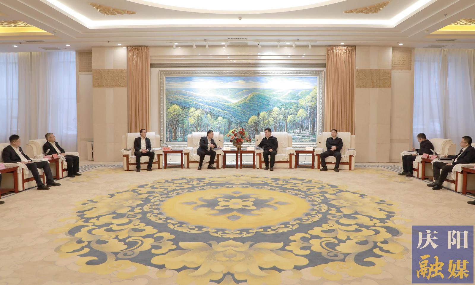 黃澤元周繼軍與中國(guó)鐵塔甘肅省分公司黨委書記、總經(jīng)理戴海兵一行座談