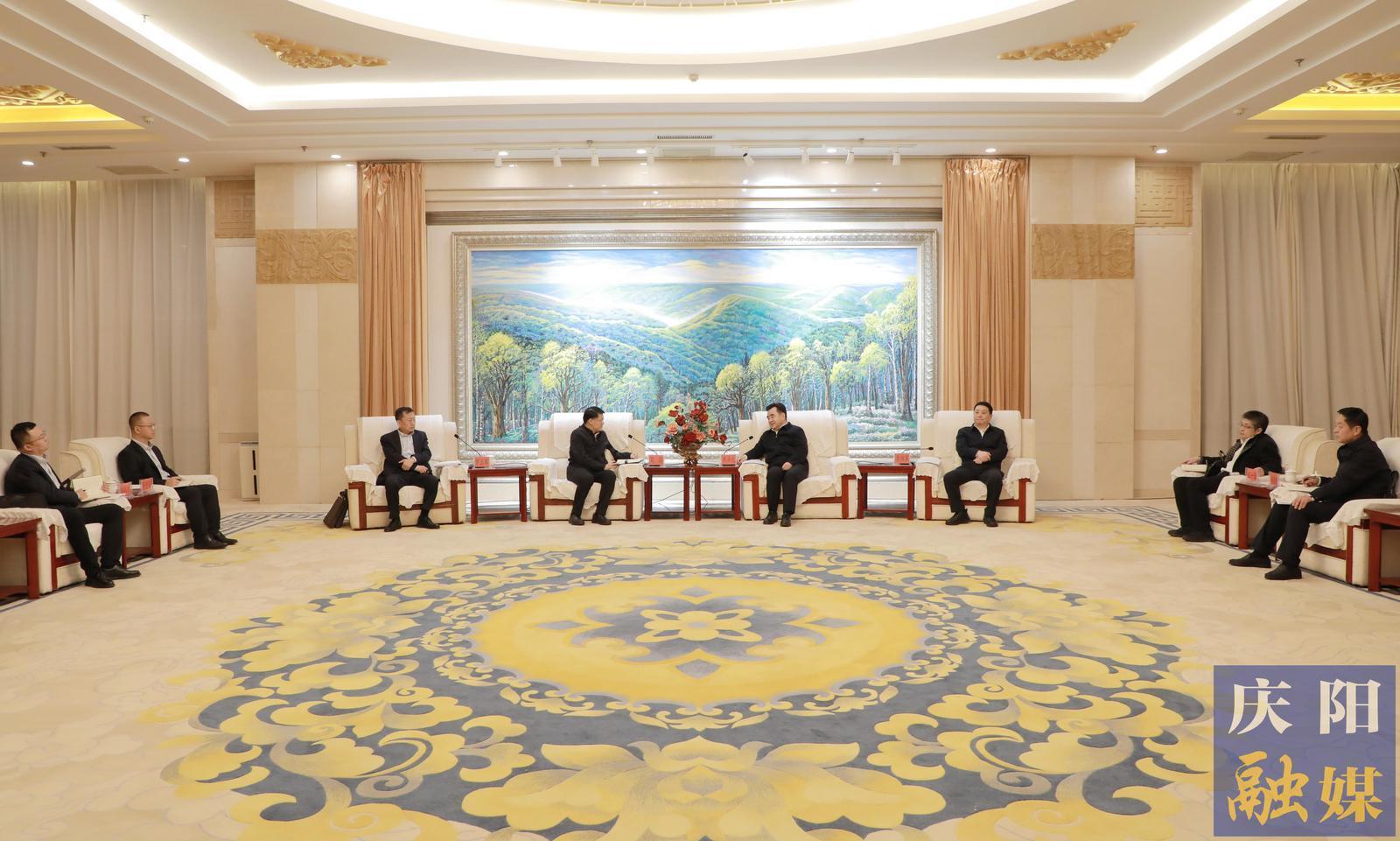 黃澤元周繼軍與中國(guó)農(nóng)業(yè)銀行甘肅省分行黨委書記、行長(zhǎng)吳崗一行座談