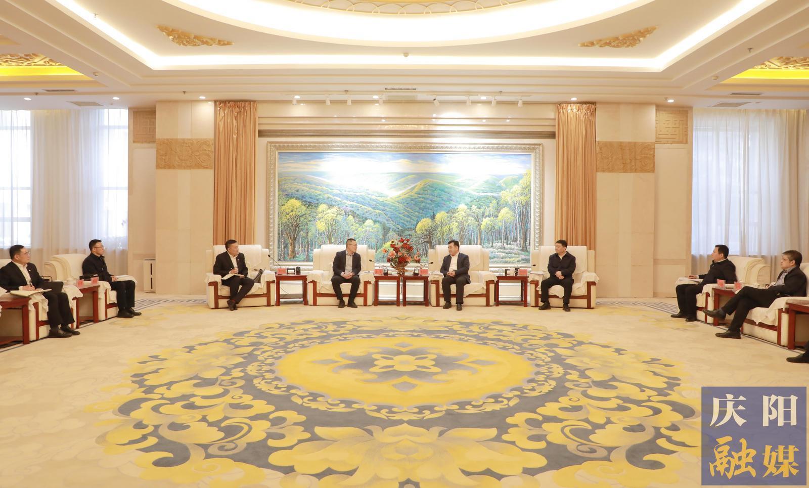黃澤元周繼軍與中國(guó)農(nóng)業(yè)發(fā)展銀行甘肅省分行黨委書(shū)記、行長(zhǎng)金雷一行座談
